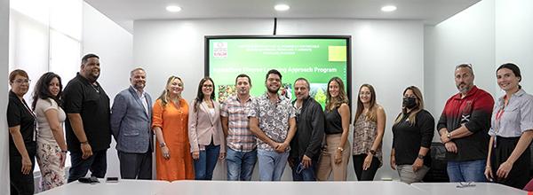 Los nuevos estudiantes junto al equipo directivo del Recinto de Cupey