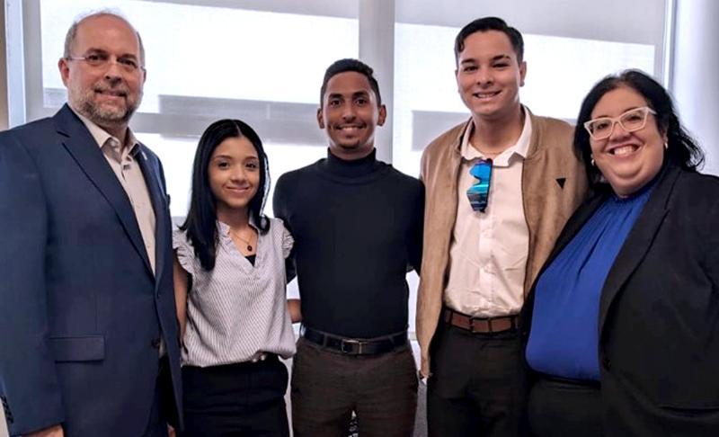 Estudiantes junto a profesores