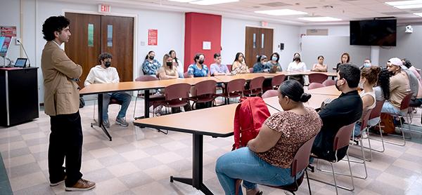 El Dr. Mario Herane, presidente del comité evaluador de la MSCHE en la sesión de diálogo con estudiantes del Recinto de Cupey.