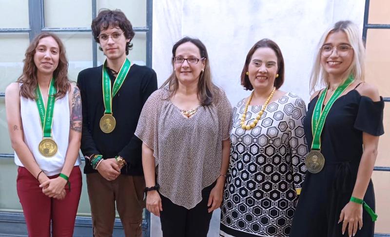 Estudiantes junto a profesor