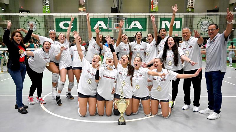 Equipo de voleibol femenino celebrando la victoria