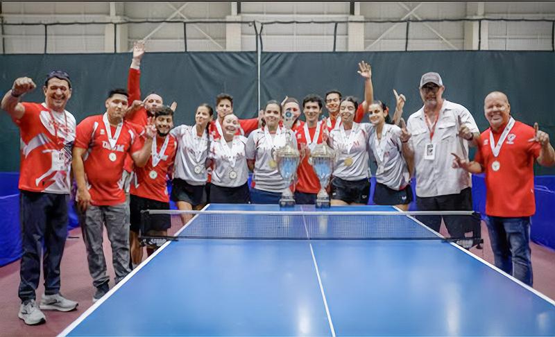 Atletas de tenis de mesa y entrenadores