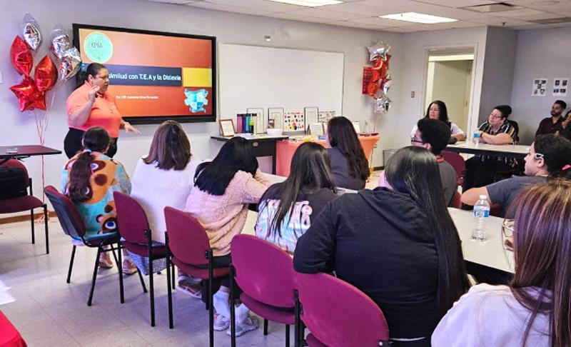 presentadora con los participantes de la actividad del Día Mundial de la Dislexia