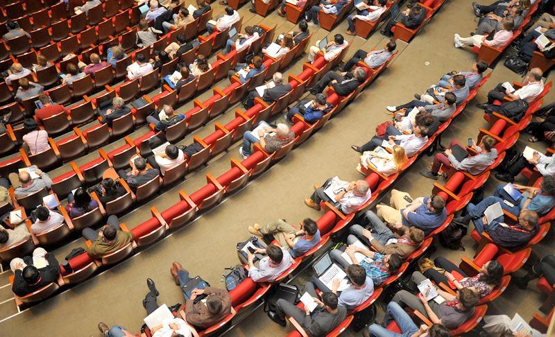 Grupo de personas en auditorio