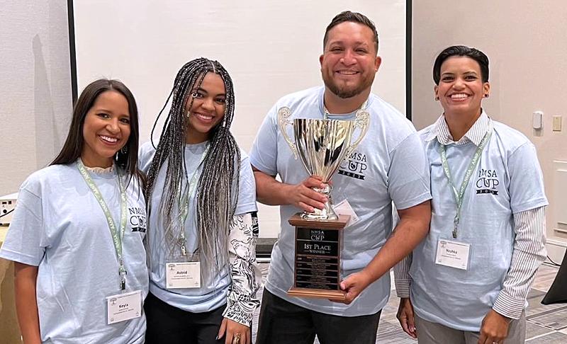 Grupo de estudiantes y el trofeo