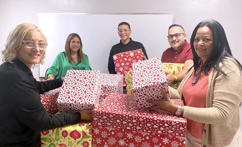 cuatro personas con regalos