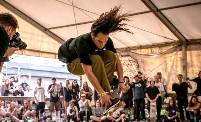 Steven Piñeiro joven brincando en patineta