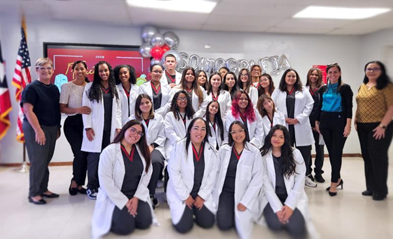 grupo de estudiantes con sus profesores