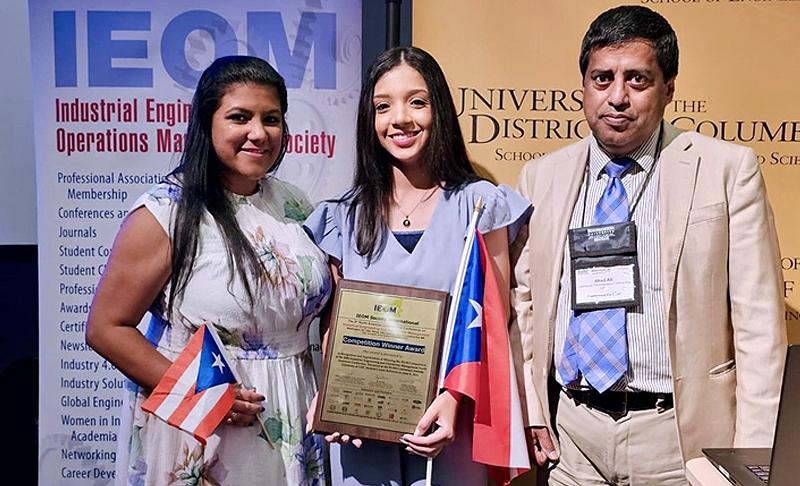 Estudiante junto a profesores