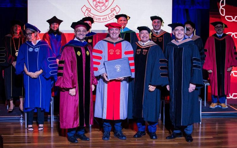 Grupo de personas con el Presidente de la UAGM