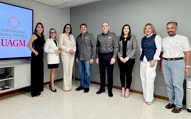 Grupo de administrativos en firma de acuerdo entre UAGM y ManpowerGroup