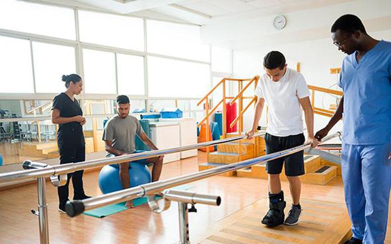 personas recibiendo terapia física