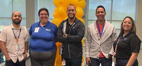 Egresados de Ingeniería Industrial y Gerencia junto a su Prof. Jannette Pérez