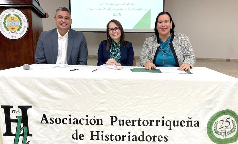 grupo de tres personas firman acuerdo de colaboración con la APH