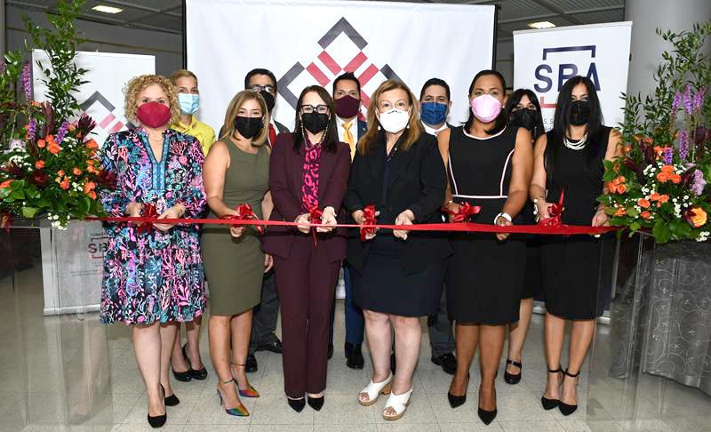 grupo de personas en corte de cinta