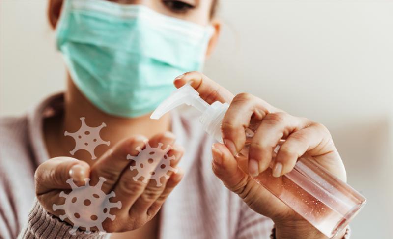 Imagen de muchacha echándose hand sanitizer en las manos