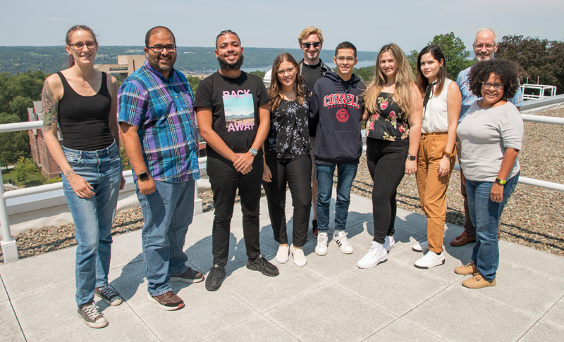 estudiantes y un exalumno con sus profesores