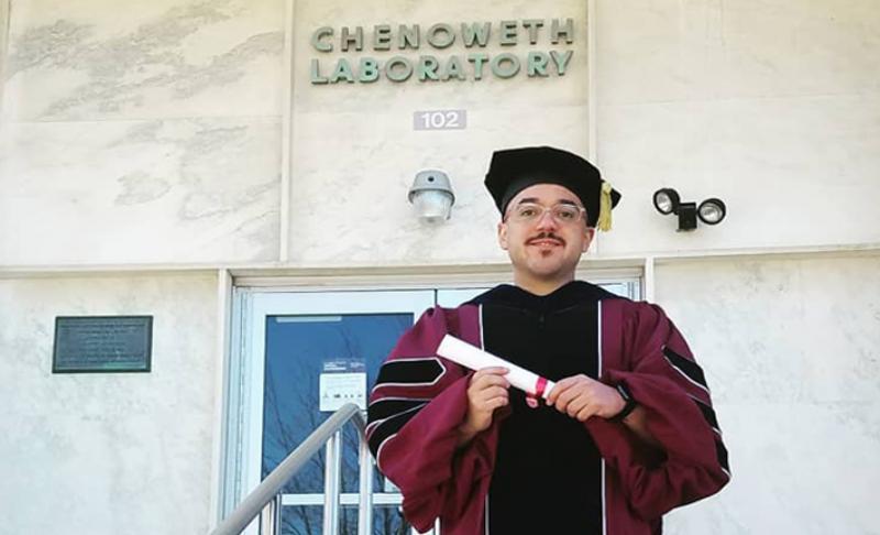 Jorge L. Muriel Mundo con diploma