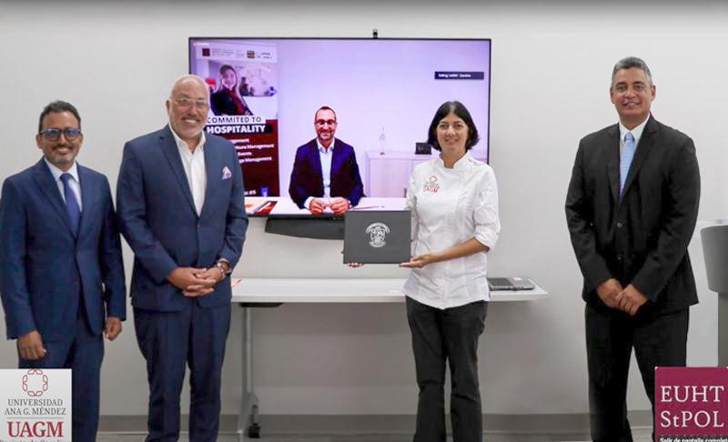 Grupo de asociados firma de acuerdo