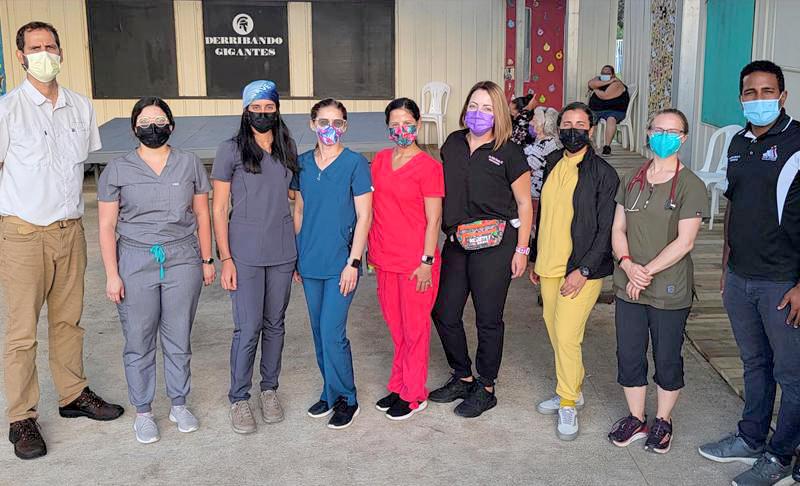 Estudiantes junto a profesores