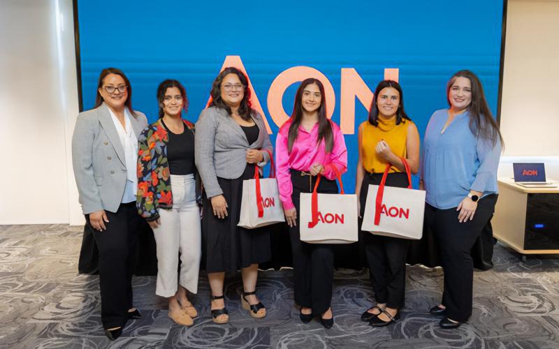 Shila Figueroa Molina (tercera desde la izq.) junto a otras jóvenes recipientes de la beca y personal de Aon.