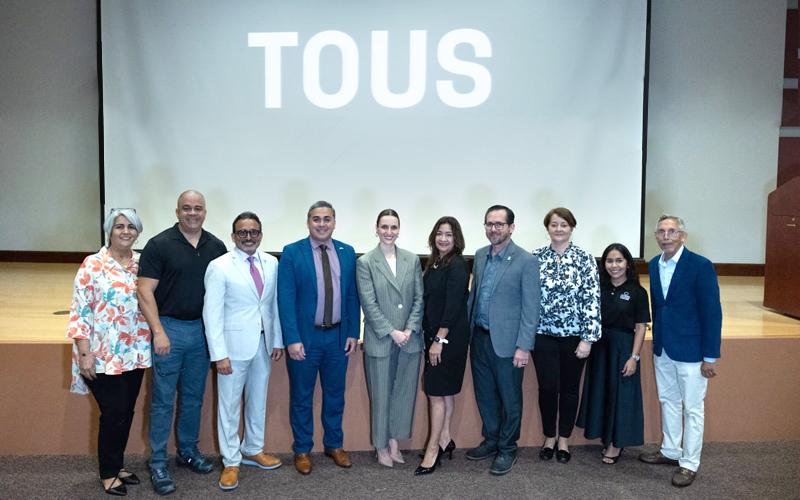 Anaïs Durand (al centro) comparte con la rectora Zoraida Ortiz, el Dr. Juan C. Sosa Varela, profesores y personal de las divisiones académicas.