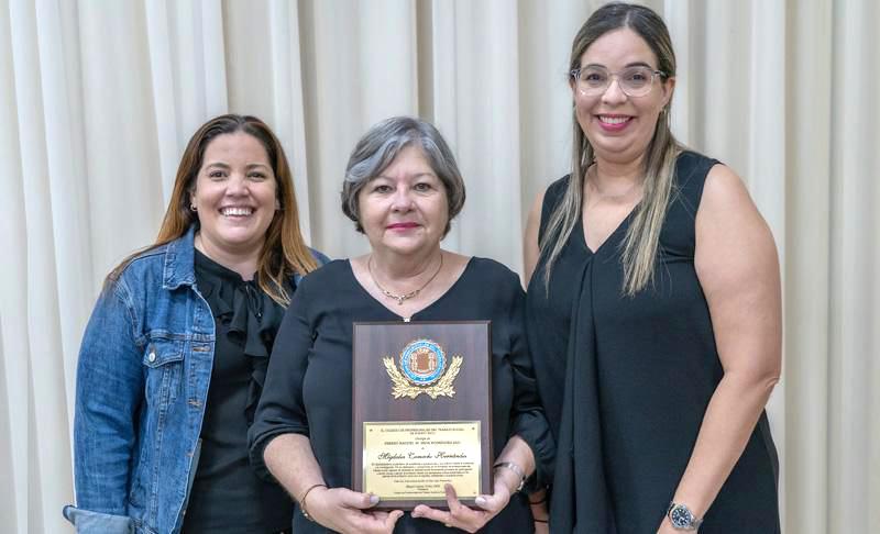 Desde la izquierda: Lydael M. Vega, directora del Programa de Trabajo Social UAGM Gurabo, Dra. Migdalia Camacho Hernández y la Dra. Evelyza Crespo, decana de Artes Liberales UAGM, durante la ceremonia de reconocimiento