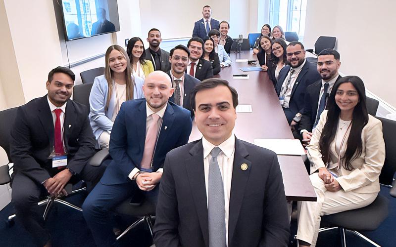 Estudiantes de Medicina Dental visitan el Congreso