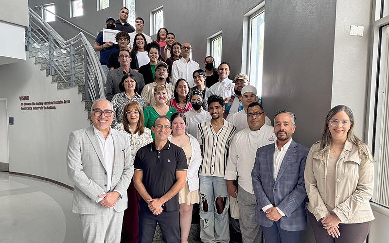 grupo de personas de la Escuela Internacional de Hospitalidad y Artes Culinarias, José A. “Tony” Santana