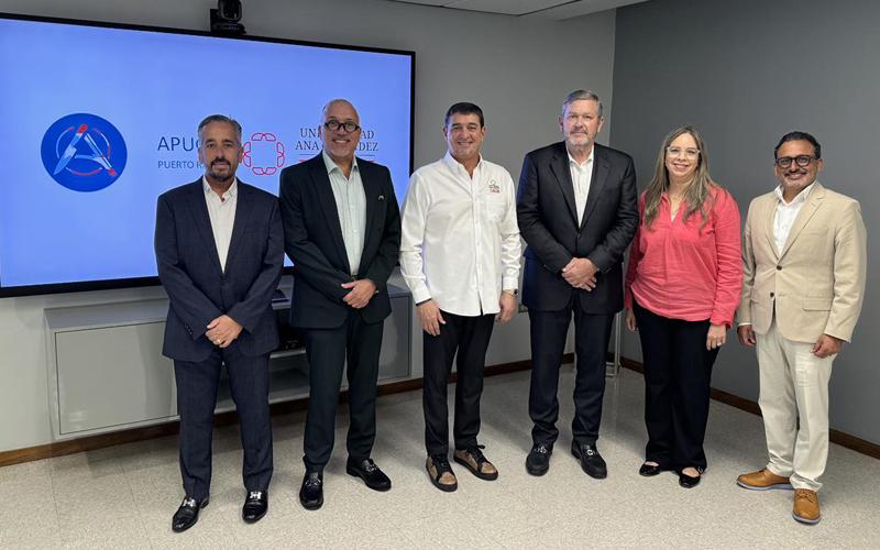 grupo de personas en Acuerdo entre la UAGM y la Academia Puertorriqueña de Gastronomía