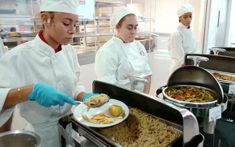 Estudiantes de artes culinarias en la cocina