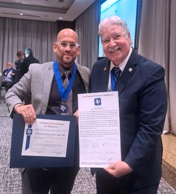 El doctor García junto al Dr. Benjamin Colucci, secretario de la API.   