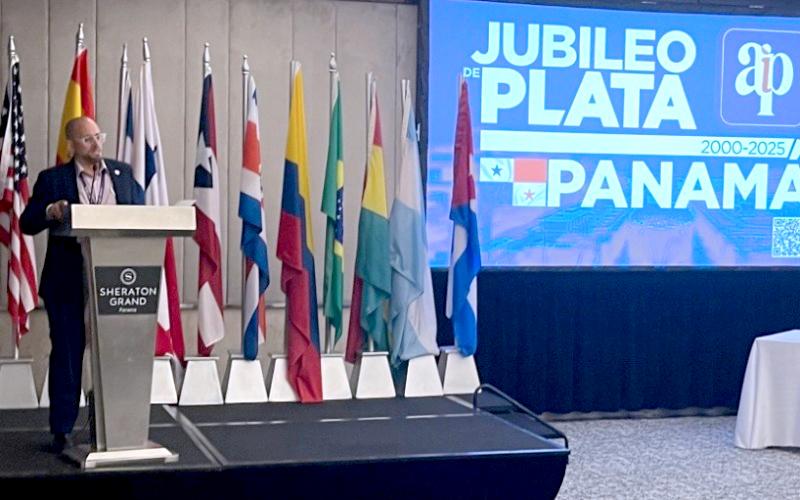 El doctor García en la presentación de su artículo.