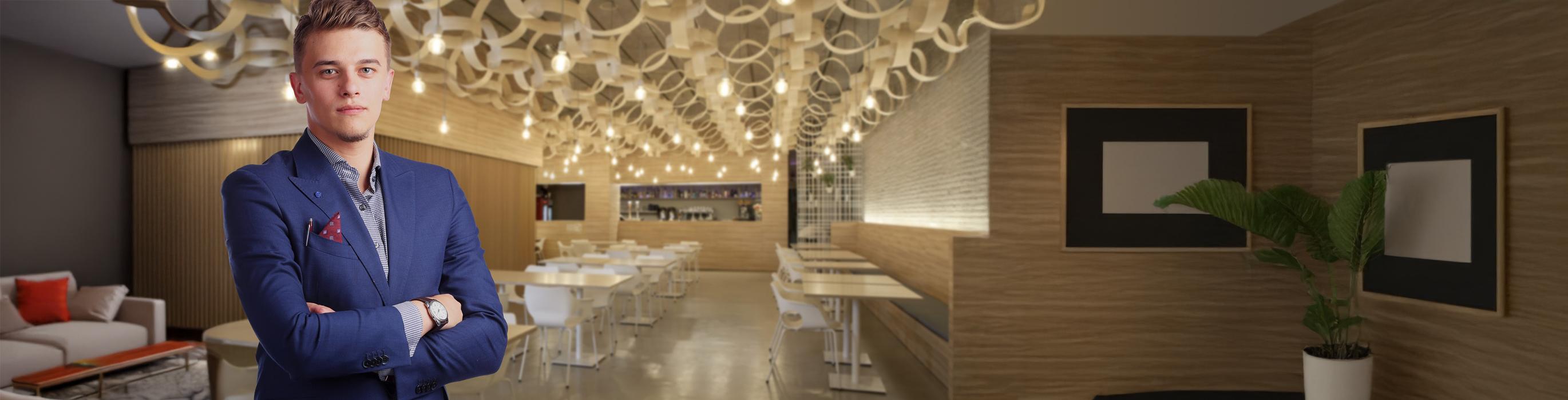 Hombre joven en negocio con mesas