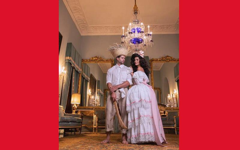 Pareja con vestimenta de época