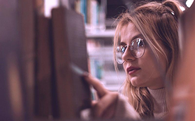 Mujer buscando libro