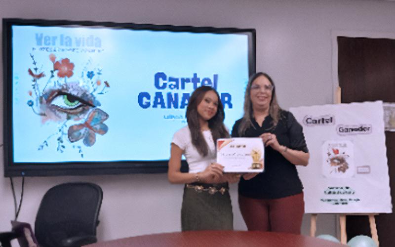 joven y mujer mostrando certificado