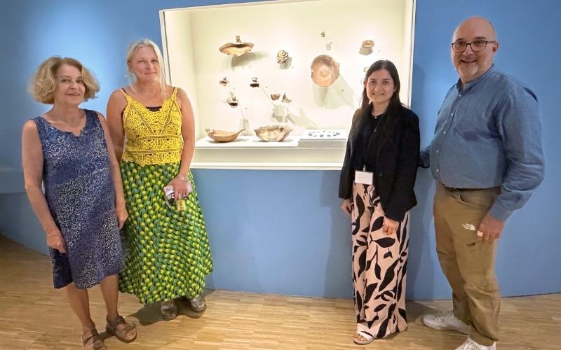 Milena Lugo (tercera desde la izq.) junto al personal a cargo de la exhibición.