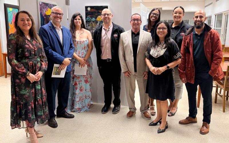 Alejandra Burgos y grupo de personas participantes de la actividad