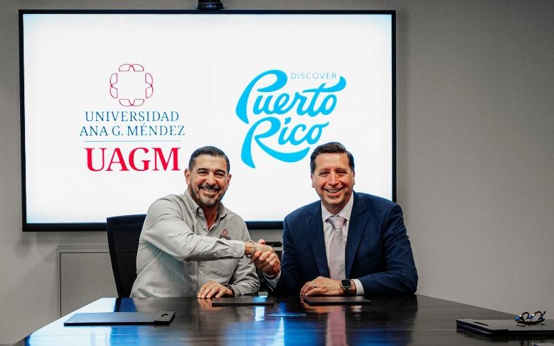 dos hombres dándose la mano en forma de acuerdo colaborativo