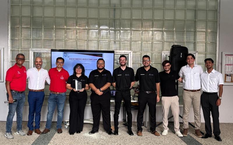 grupo de estudiantes y profesores de ingeniería