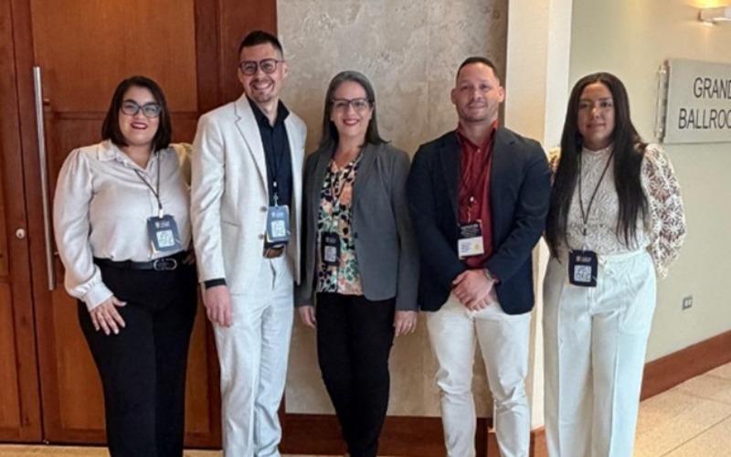 Desde la izquierda: los estudiantes doctorales Ivette S. Agront, Lic. Luis A. Báez, Lic. Isabel González; José Rivera y Nomarys Delgado.