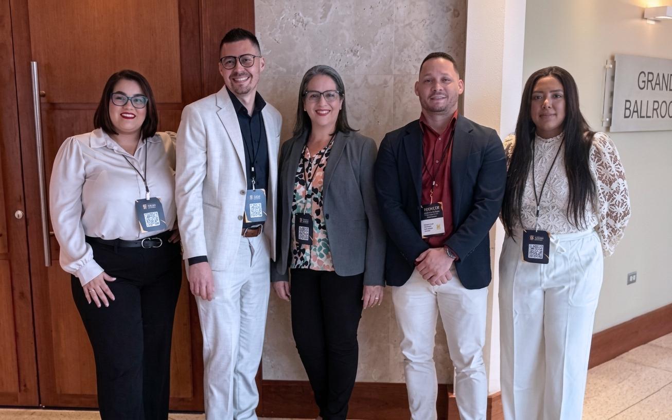 Desde la izquierda: los estudiantes doctorales Ivette S. Agront, Lic. Luis A. Báez, Lic. Isabel González; José Rivera y Nomarys Delgado.