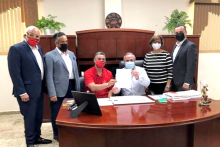 Grupo de ejecutivos de UAGM junto alcalde del municipio de Cabo Rojo, Jorge Morales Wiscovitch,