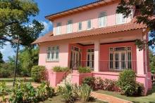 Imagen de una casa rosada