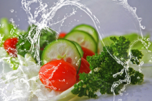 ensalada de pepino, tomate cheri, pergil y lechuga