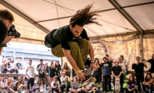 Steven Piñeiro joven brincando en patineta