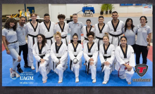 estudiantes atletas de taekwondo junto a entrenadores