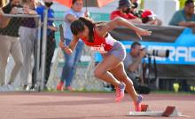 mujer atleta de relevo al inicio de la carrera