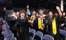 Estudiantes celebrando en la graduación